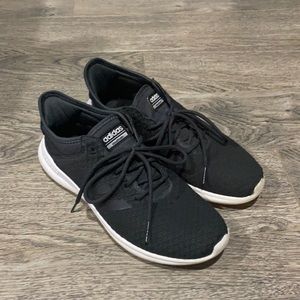 Women’s Adidas Cloudfoam tennis shoe